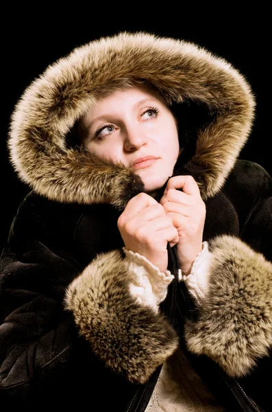 Красива жінка в зимовому шубці — стокове фото
