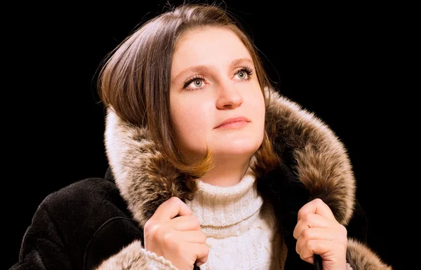 Krásná žena v zimním kožichu — Stock fotografie
