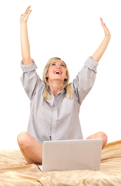 Femme blonde travaillant avec un ordinateur portable sur le lit — Photo