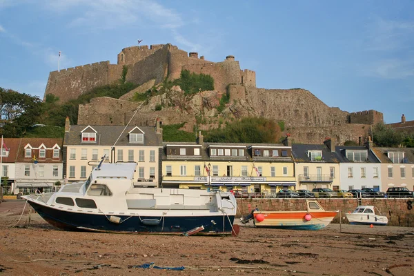 View of Mont Orgueil diring low-tide — Stock Photo, Image