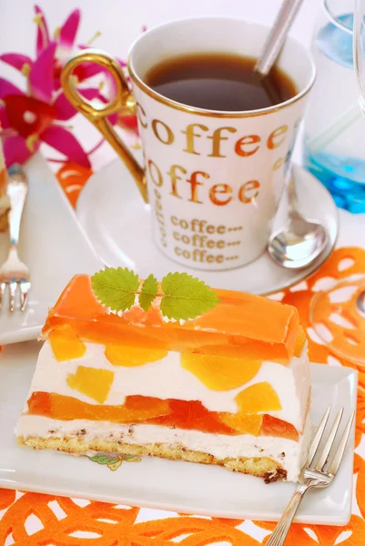 Pfirsichkuchen mit Gelee und Kaffee — Stockfoto