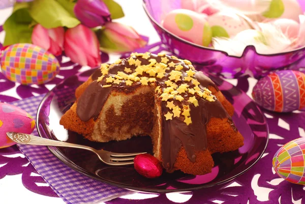 Мармуровий кільцевий торт на Великдень — стокове фото