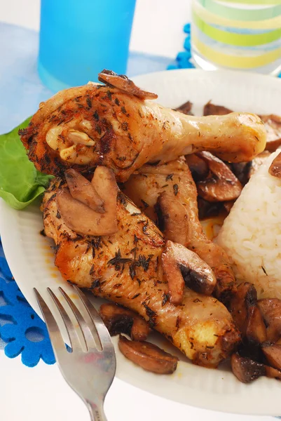 Patas de pollo con champiñones y arroz —  Fotos de Stock