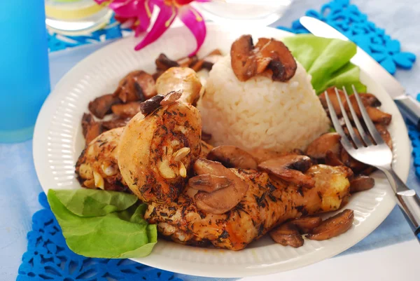Hühnerkeulen mit Pilzen und Reis — Stockfoto