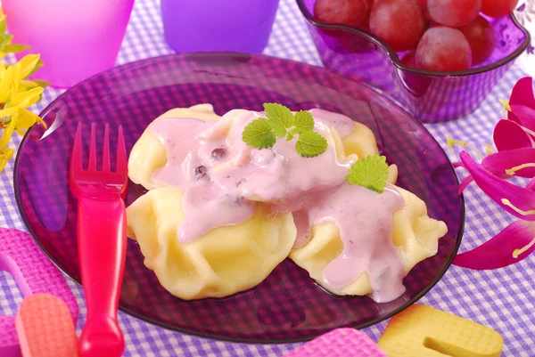 Raviolis dulces con yogur de arándanos —  Fotos de Stock