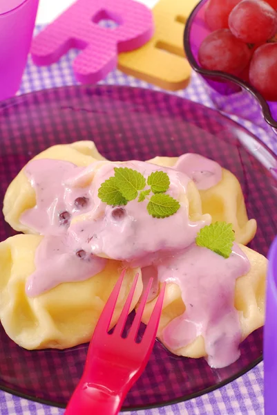 Сладкие равиоли с черничным йогуртом — стоковое фото