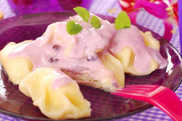 Raviolis dulces con yogur de arándanos —  Fotos de Stock