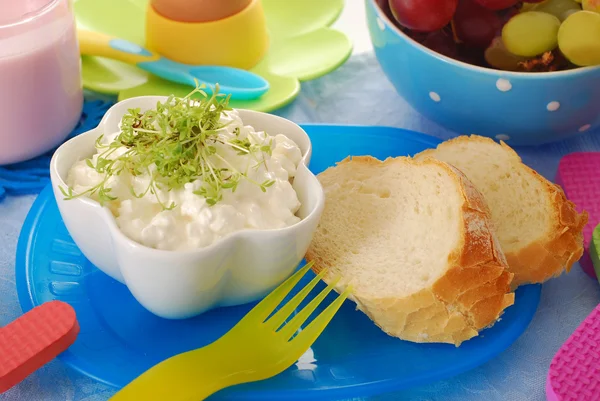 Çocuk için sağlıklı bir kahvaltı — Stok fotoğraf