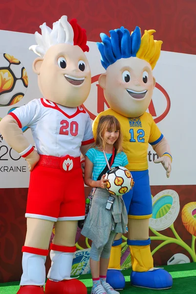 Jovem com o euro 2012 talismãs — Fotografia de Stock