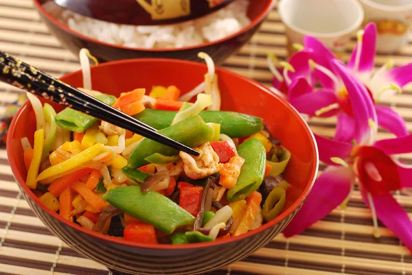 Orientalisk kyckling med grönsaker — Stockfoto