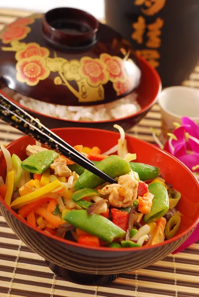 Orientalisk kyckling med grönsaker — Stockfoto