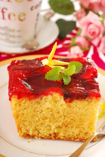 Yogurt cake with fruit jelly — Stock Photo, Image