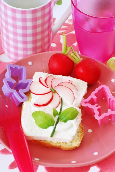 Dieet ontbijt met radijs flower voor kind — Stockfoto