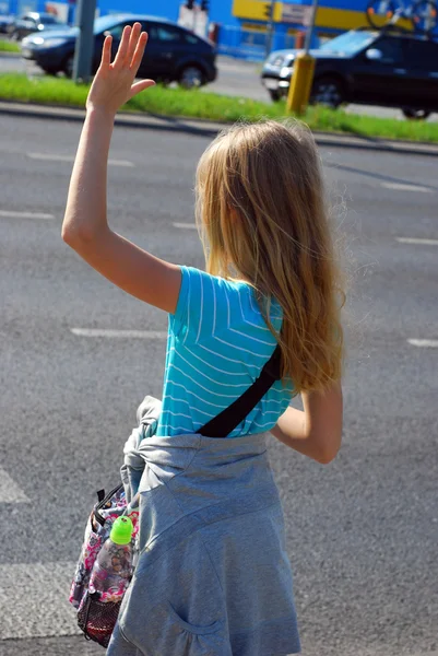 Young girl crossing the street — Stock Photo, Image