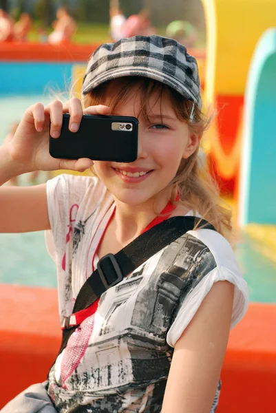 Jeune fille prenant des photos avec téléphone portable — Photo