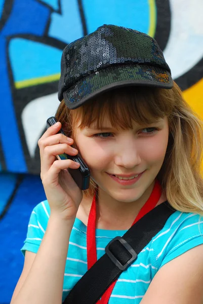 Junges Mädchen im Gespräch mit Handy — Stockfoto