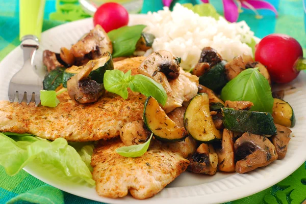 Grilled chicken breast with zucchini and mushrooms — Stock Photo, Image