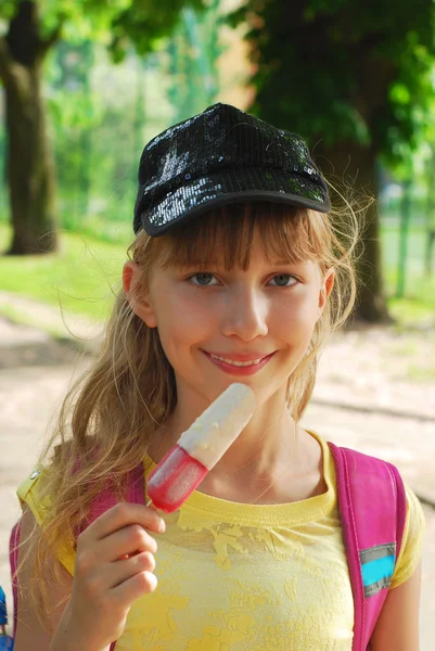 Dziewczynka jedzenie lodów — Zdjęcie stockowe