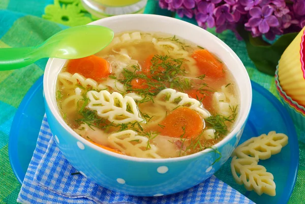 Куриный суп с лапшой для детей — стоковое фото