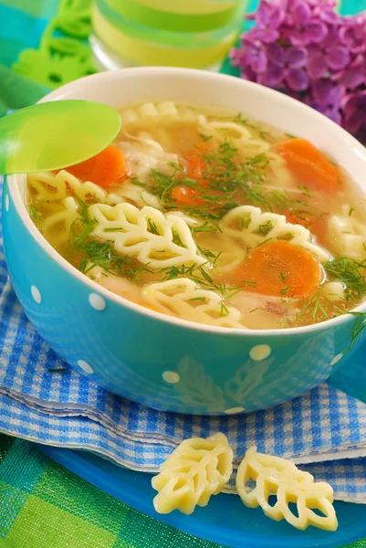 Курячий суп з локшиною для дитини — стокове фото