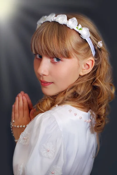 Lány lesz az első szentáldozás — Stock Fotó