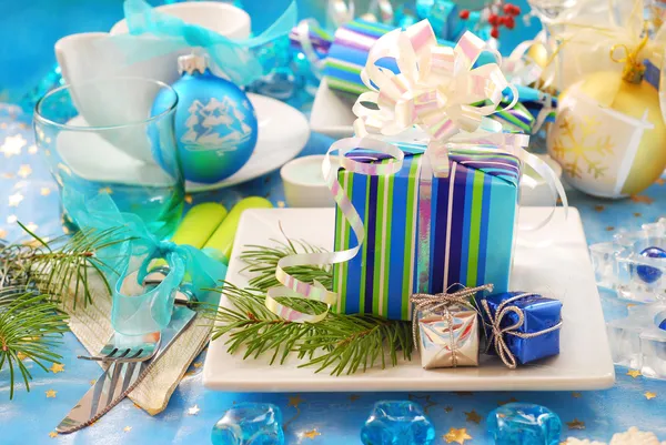 Vánoční stůl s dárkové krabice dekorace na desku — Stock fotografie