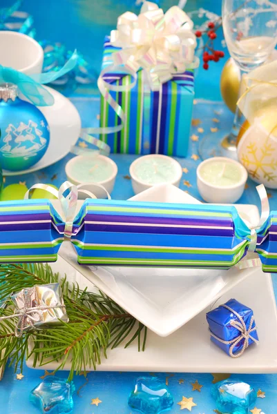 Ünnepi asztal cracker karácsonyi dekoráció — Stock Fotó