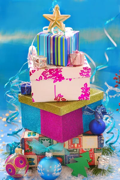 Cajas de regalo en forma de árbol de Navidad —  Fotos de Stock