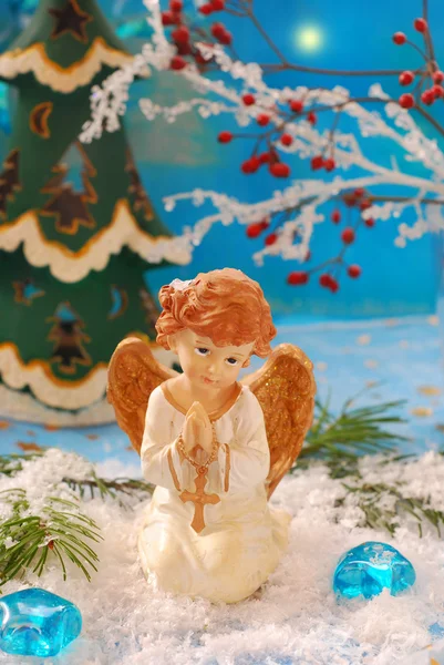 Anioł klęcząc na śniegu i modlitwa — Zdjęcie stockowe