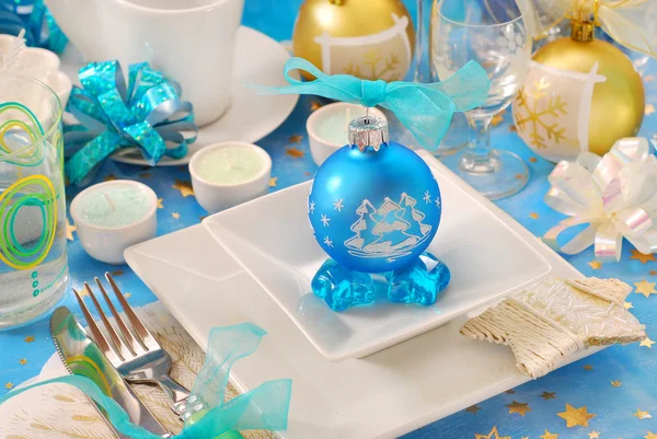 Karácsonyi asztal a lemez kék csecsebecse díszítéssel — Stock Fotó