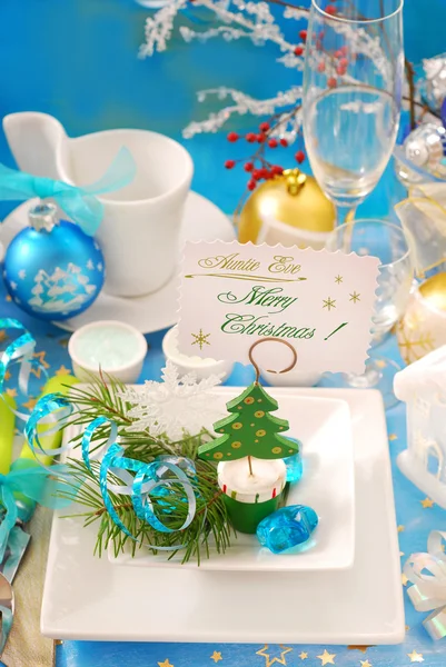 Mesa de Navidad con titular de la tarjeta de visita en el plato —  Fotos de Stock