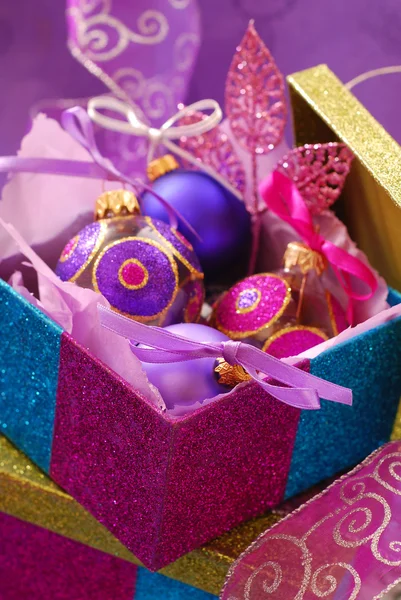 Färgglada presentförpackning med julgranskulor — Stockfoto