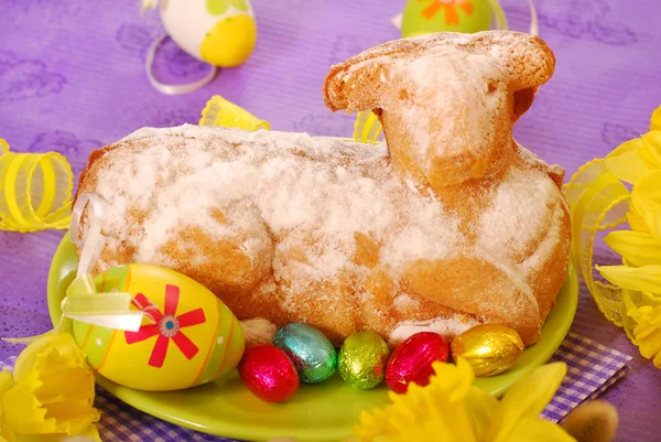 Kuzu şeklinde Paskalya kek — Stok fotoğraf