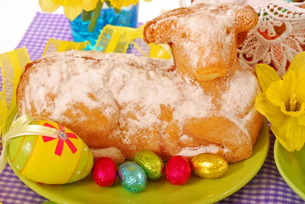 Húsvéti Bárány alakja sütemény — Stock Fotó