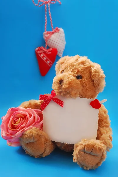 Ведмедик Тедді з привітанням валентина — стокове фото