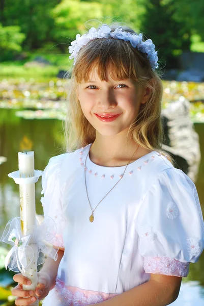Dívka šla k prvnímu svatému přijímání — Stock fotografie