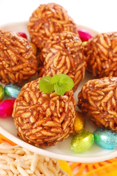 Toffee and puffed rice eggs — Stock Photo, Image