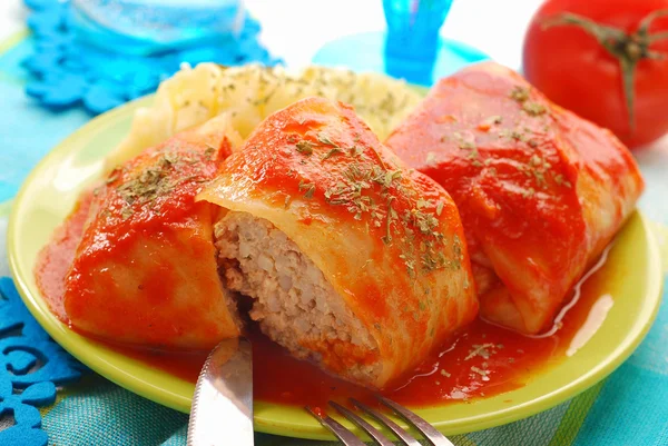 Stuffed cabbage leaves with mince and rice — Stock Photo, Image