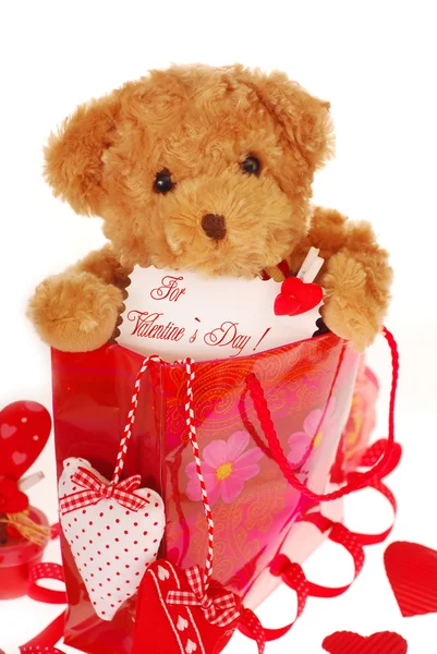 Teddy bear in geschenk tas voor Valentijnskaart — Stockfoto