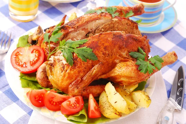 Gebraden kip gevuld met lever — Stockfoto