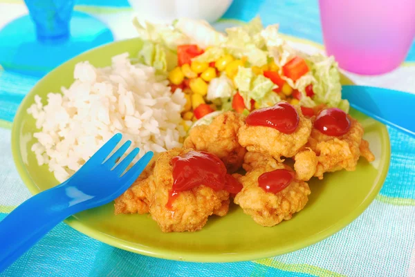 Diner voor kind met kipnuggets — Stockfoto