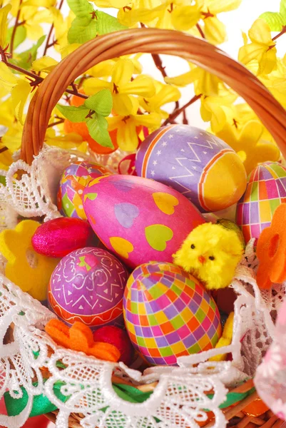 다채로운 계란 부활절 바구니 — 스톡 사진