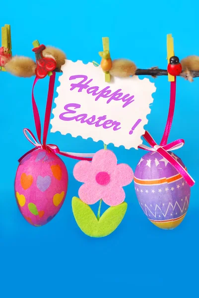 Decoração de Páscoa com ovos pendurados — Fotografia de Stock