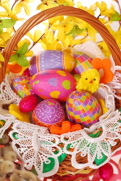 Πασχαλινό καλάθι με πολύχρωμα αυγά — Φωτογραφία Αρχείου