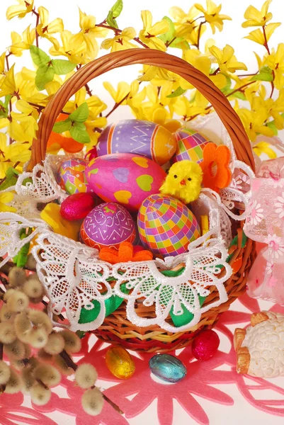 Cesta de Páscoa com ovos coloridos — Fotografia de Stock