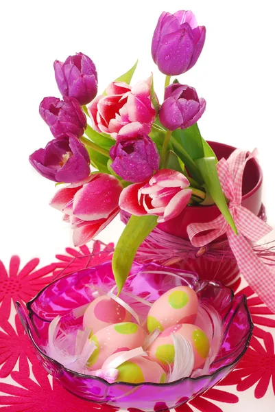 Пасхальное украшение тюльпанами — стоковое фото