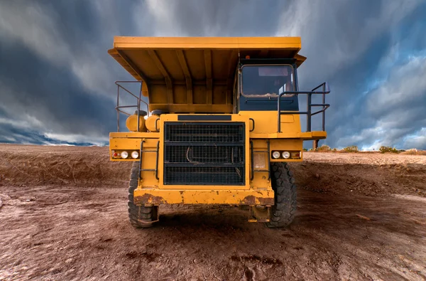 Enorme auto-dump caminhão de mineração amarelo — Fotografia de Stock