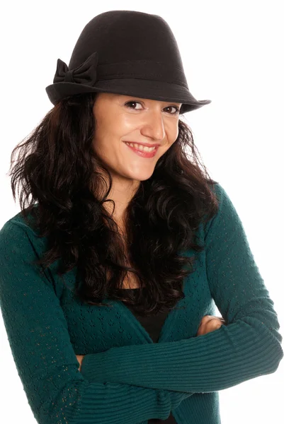 Fiatal gyönyörű nő kalapot karokkal keresztbe elszigetelt — Stock Fotó