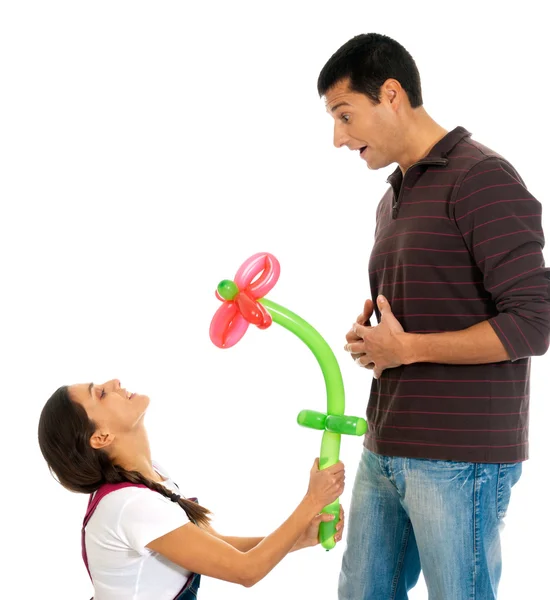 Junges Paar Geschenk Ballon Blume Valentinstag isoliert Stockbild