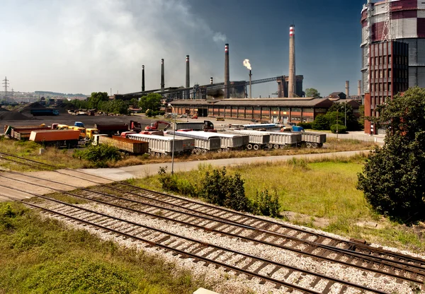 Industria camiones ferrocarril chimenea de CO2 edificio industrial — Foto de Stock